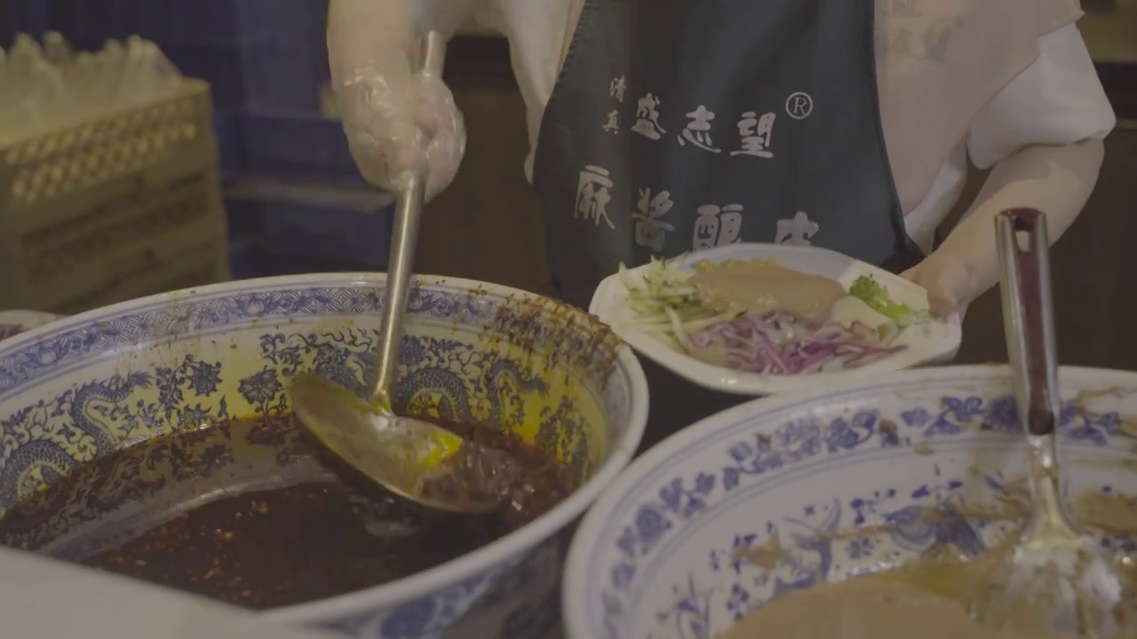 陕西面食小吃油泼面扯面制作过程视频素材