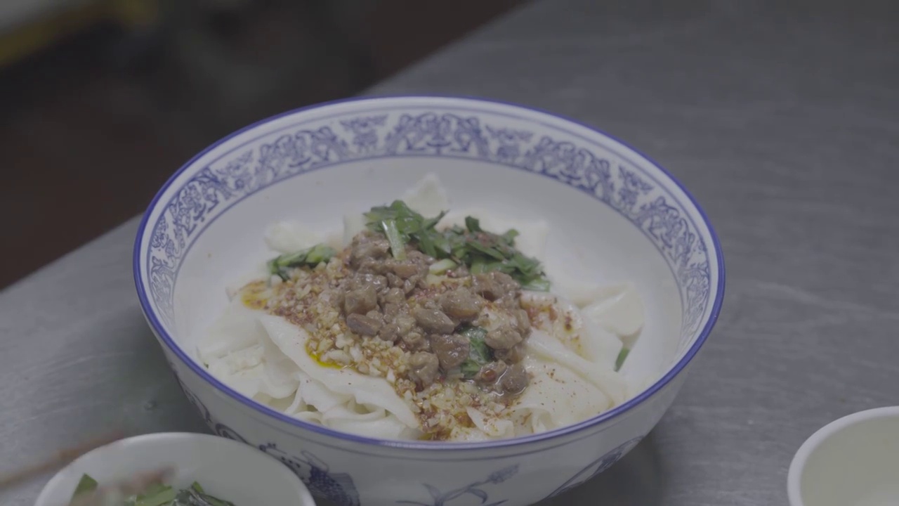 陕西面食小吃油泼面扯面制作过程视频素材