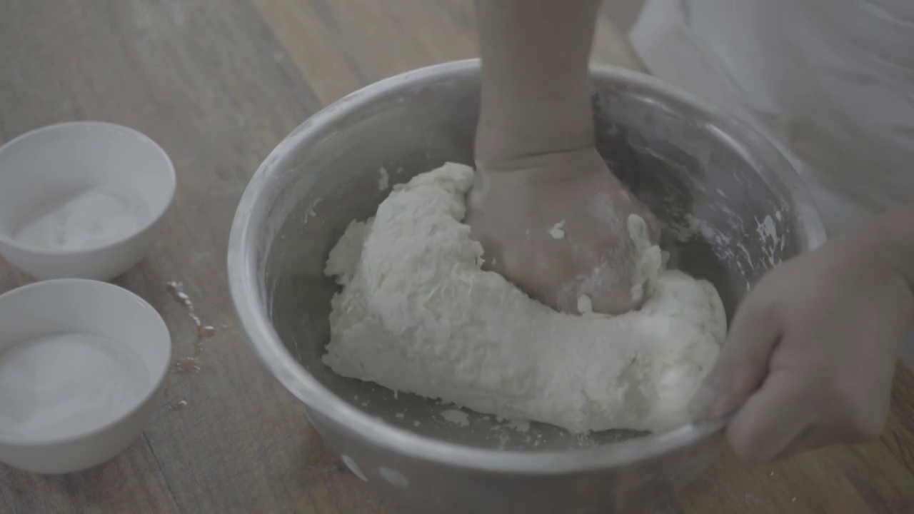 陕西面食小吃油泼面扯面制作过程视频素材