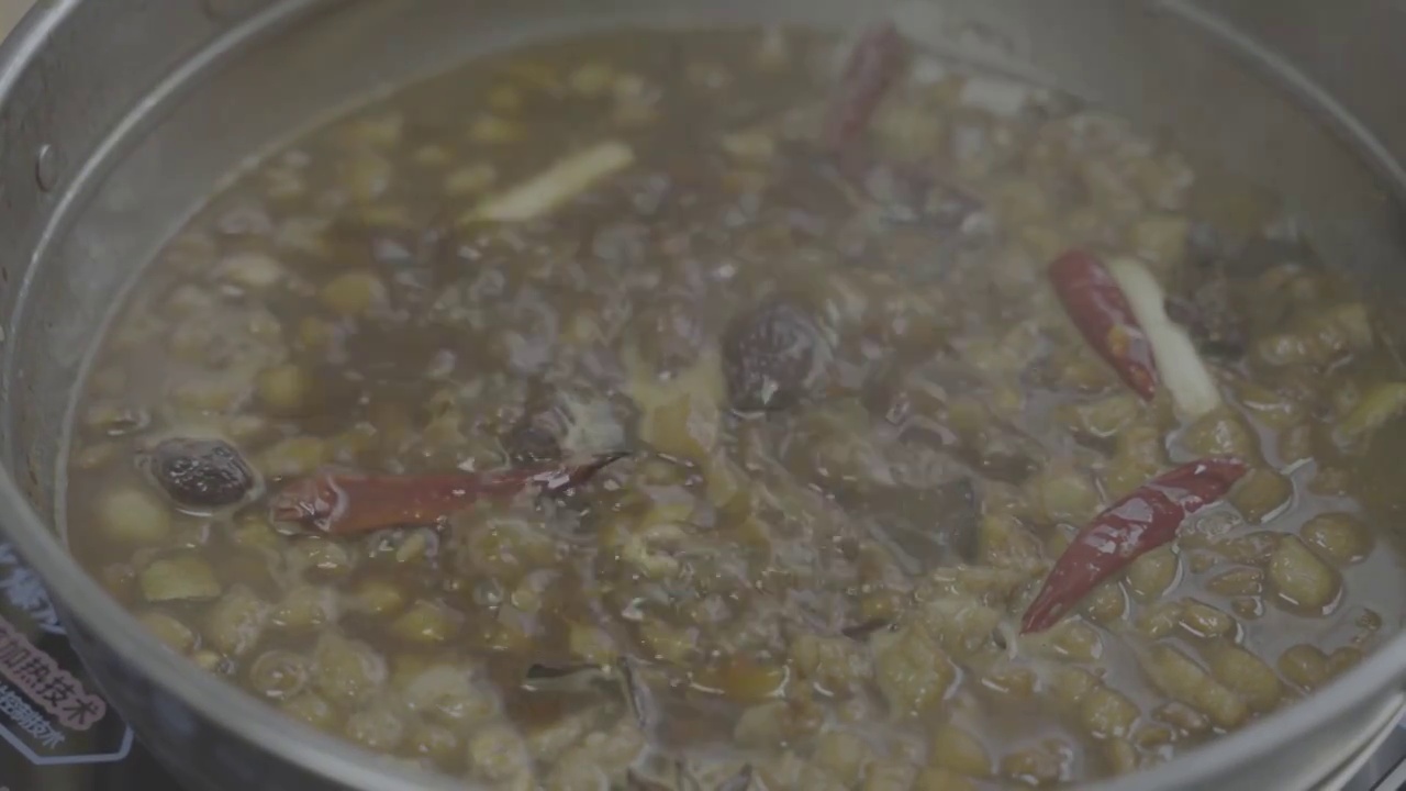 陕西面食小吃油泼面扯面制作过程视频下载