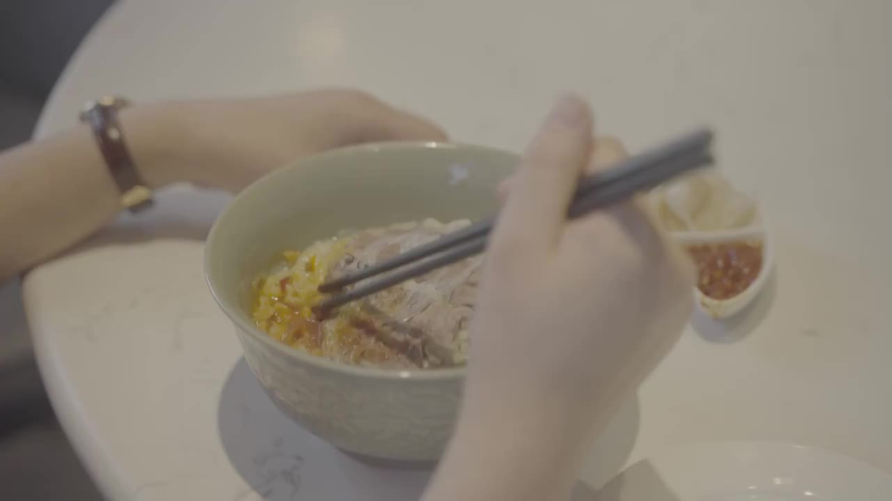 陕西羊肉泡馍制作品尝实拍视频视频素材