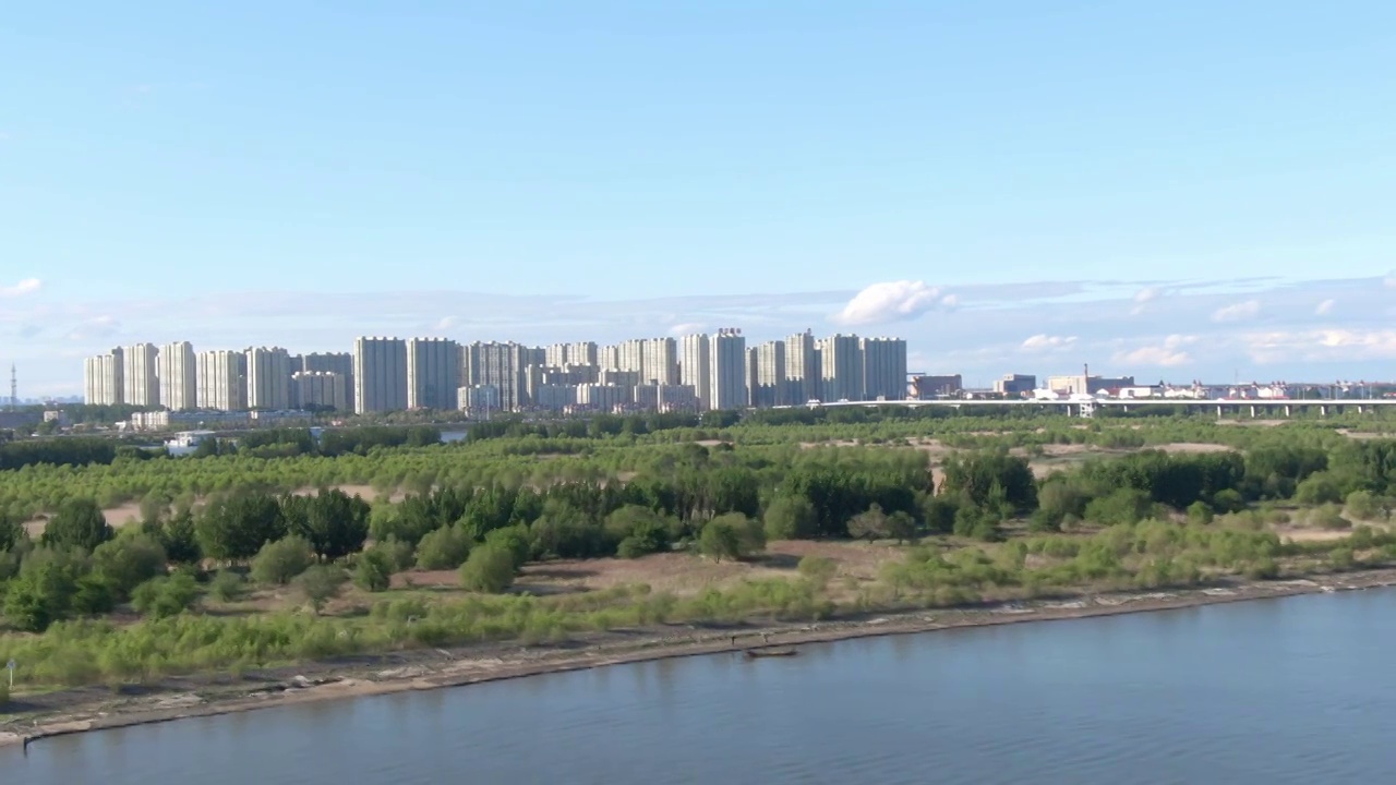 黑龙江哈尔滨阿勒锦岛国家湿地公园 松花江 住宅区视频素材