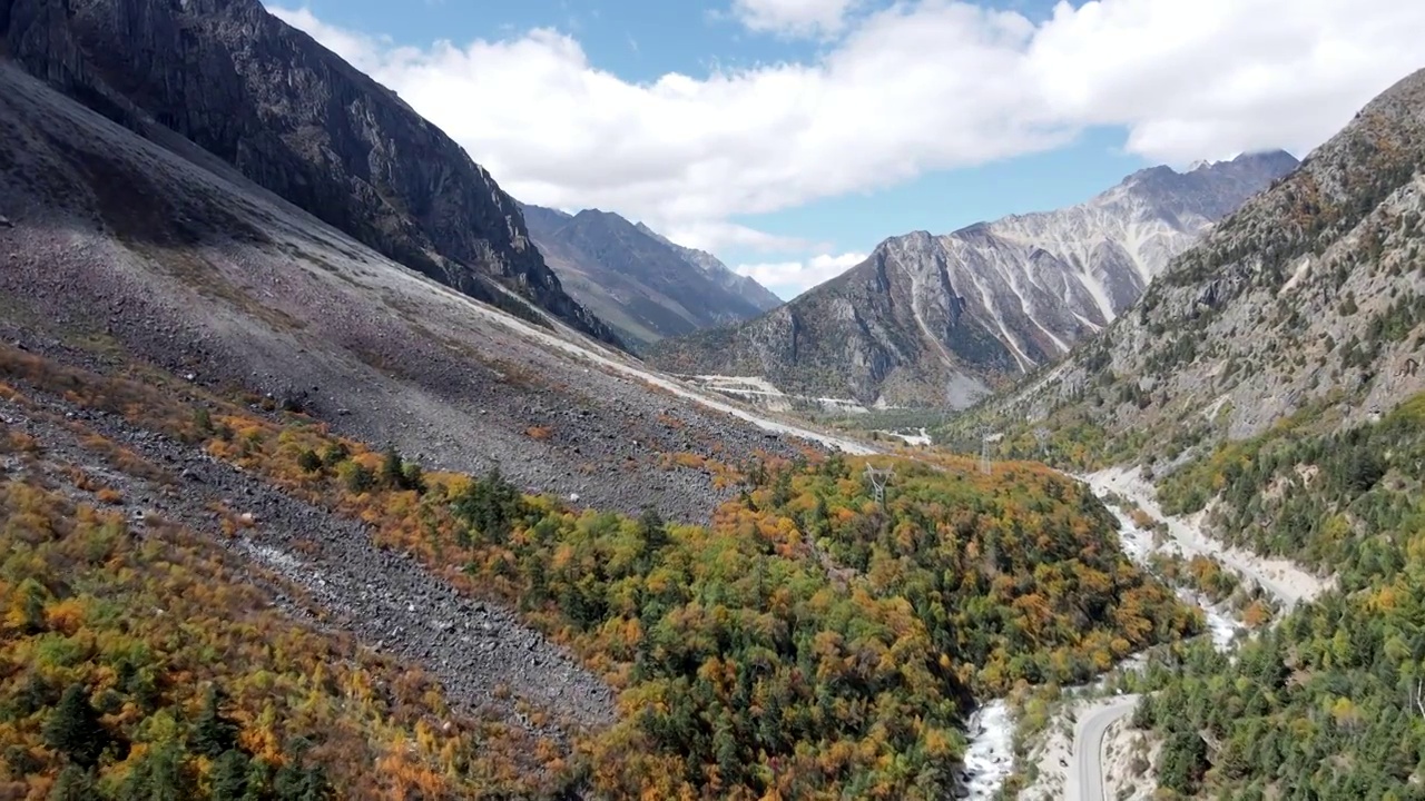 前推航拍溪流山谷远山蓝天白云秋天景色视频素材