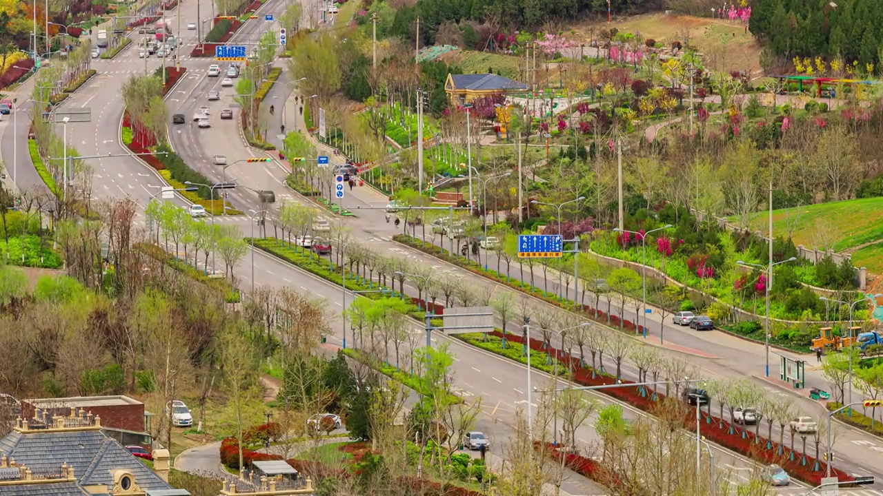 城市道路交通延时，弯道上的汽车视频素材