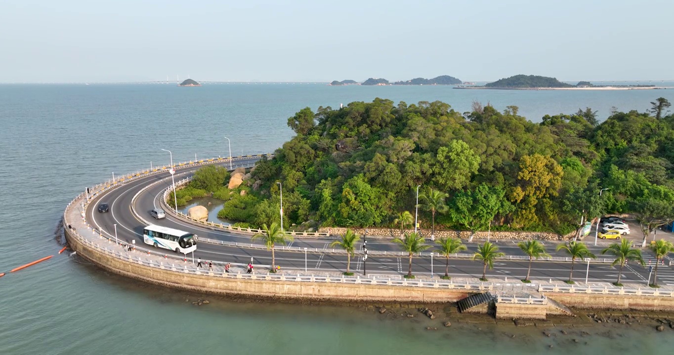 航拍空中鸟瞰汽车行驶在城市的海边公路上视频素材