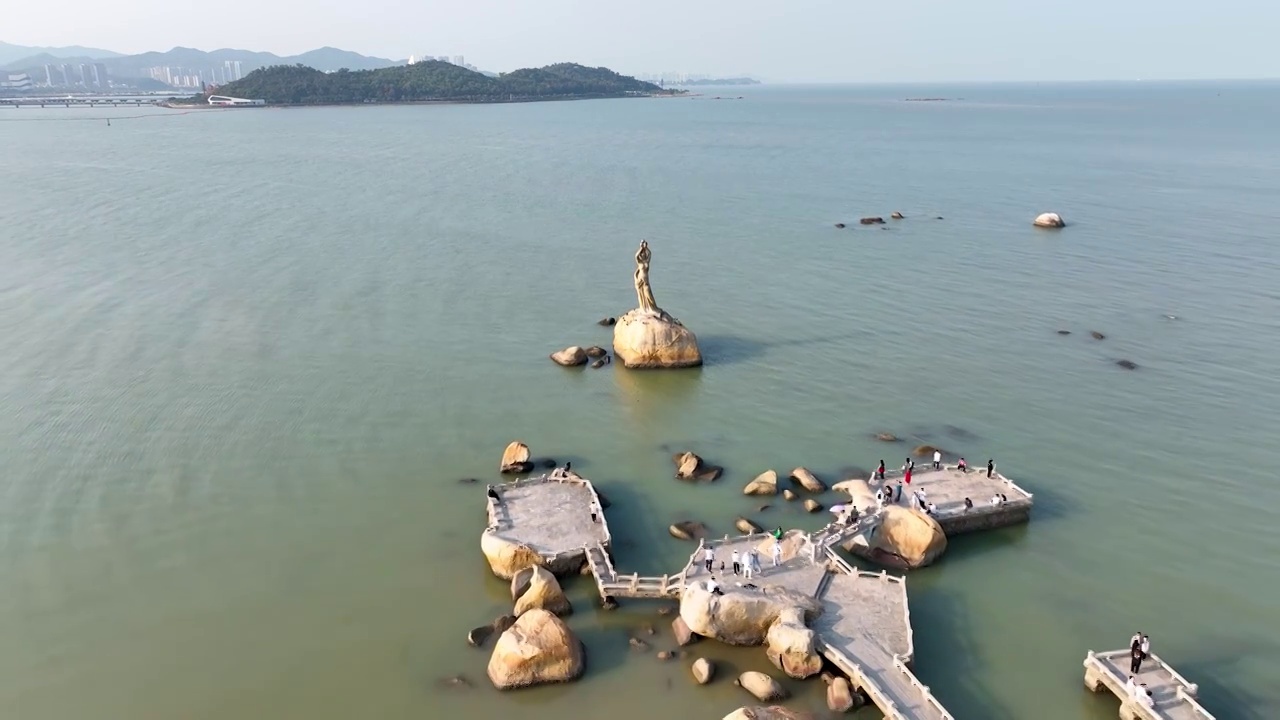 航拍空中鸟瞰珠海城市旅游打卡地标渔女像视频素材