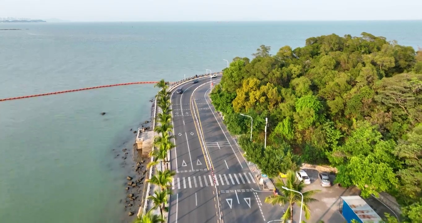 航拍空中鸟瞰汽车行驶在城市的海边公路上视频素材