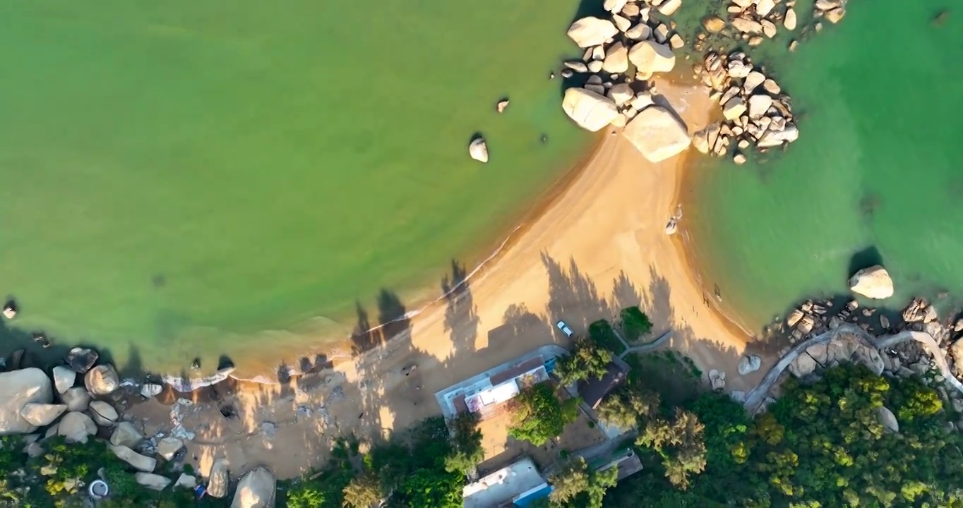 航拍空中鸟瞰海洋中的度假游船露营海岛视频素材