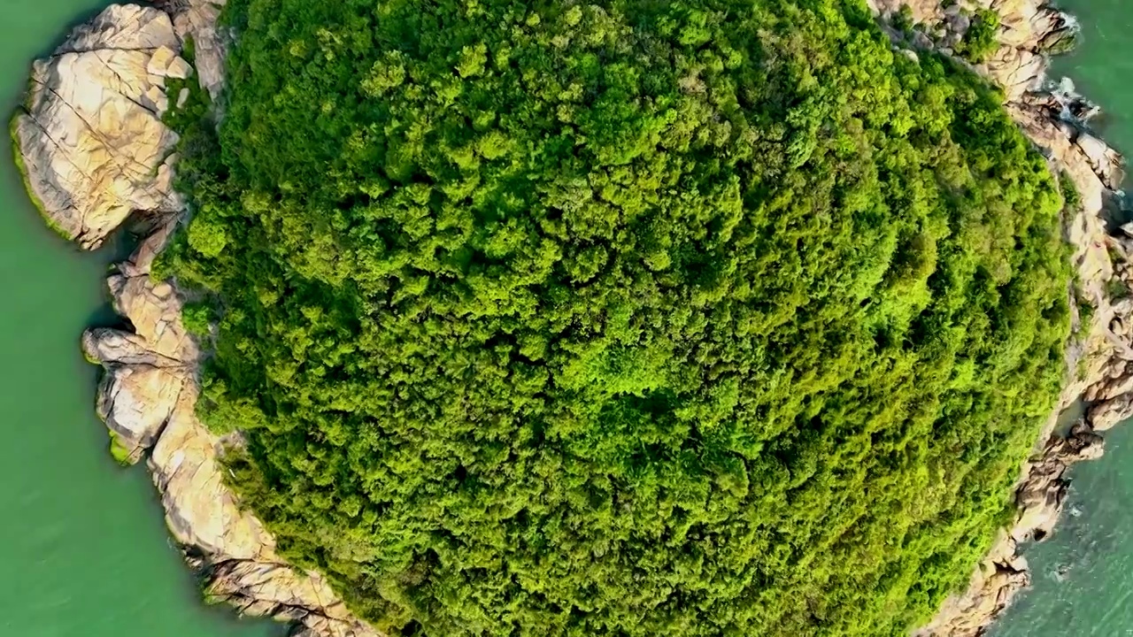 航拍空中鸟瞰海洋中的度假游船露营海岛视频素材