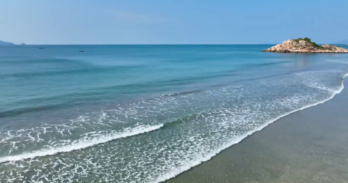 航拍空中鸟瞰海边海浪拍打着岸边的沙滩视频素材