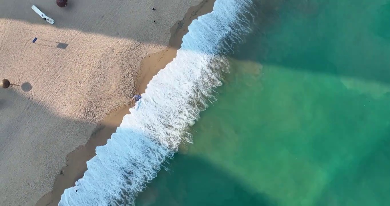 航拍空中俯瞰海边岛屿海浪拍打着岸边沙滩视频素材