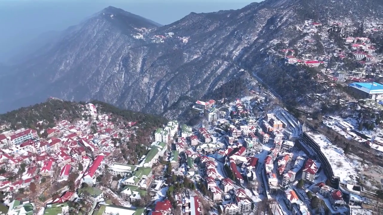 航拍江西九江庐山山顶牯岭镇冬天雪景视频素材