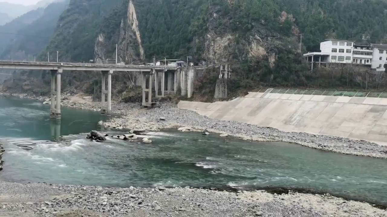 冬天嘉陵江的水，四川省广元市朝天区大滩段视频素材