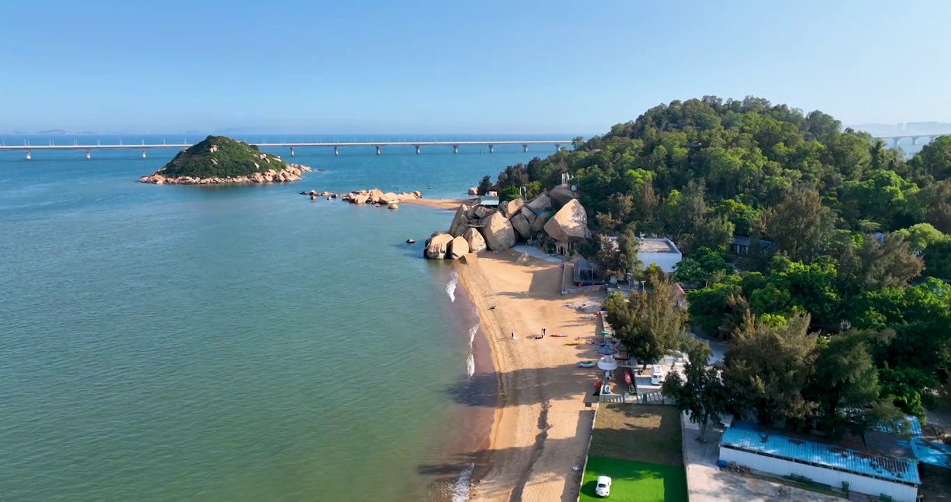 航拍空中鸟瞰海洋中的度假游船露营海岛视频素材