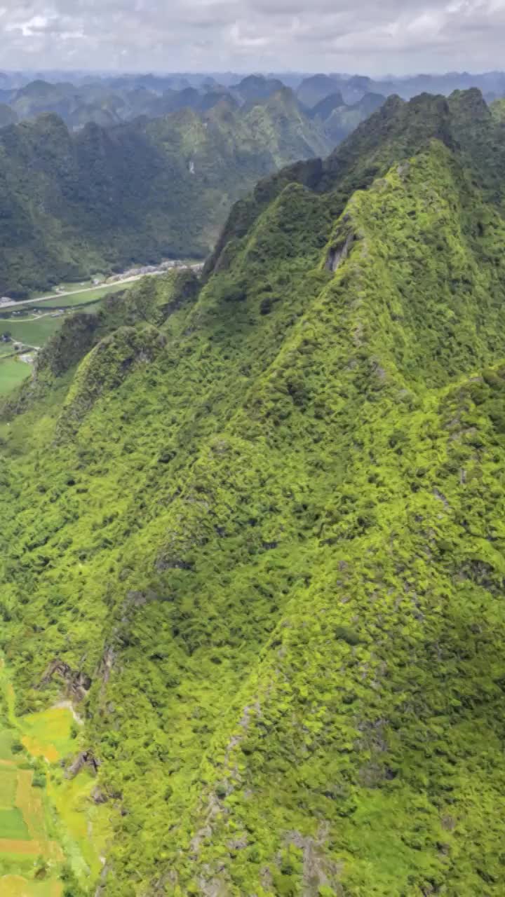 高清竖屏延时航拍河池喀斯特地貌蓝天白云视频素材