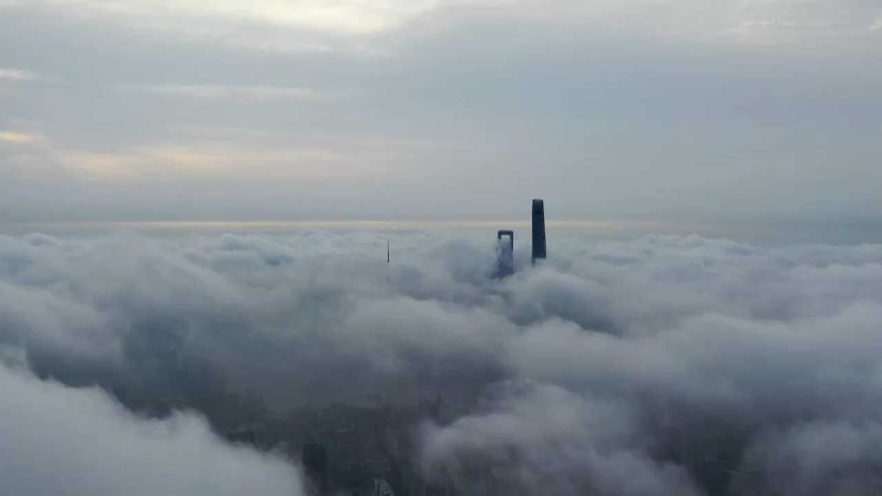 航拍上海陆家嘴金融区平流雾视频素材