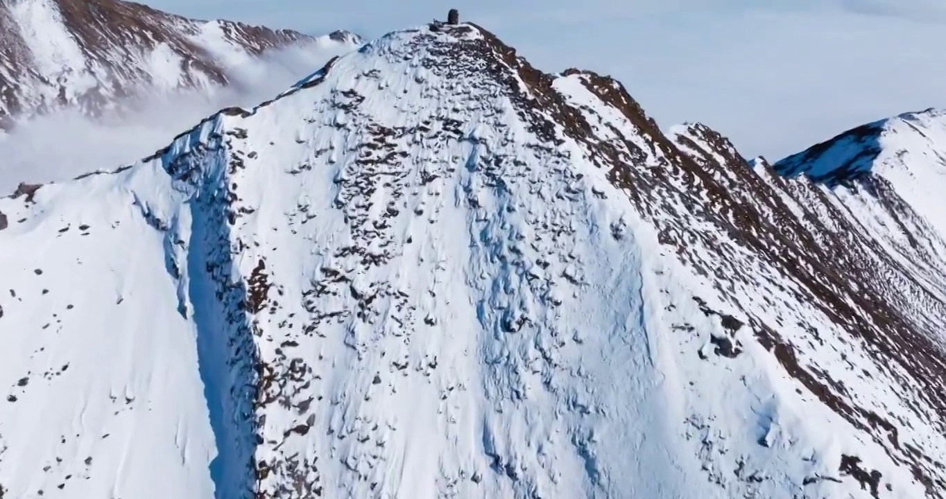 航拍夹金山冬季雪山风景冰天雪地视频素材