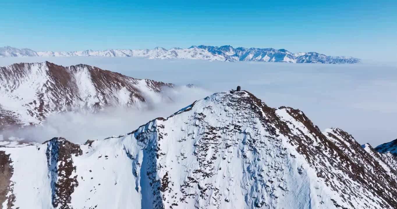 航拍夹金山冬季雪山风景冰天雪地视频素材