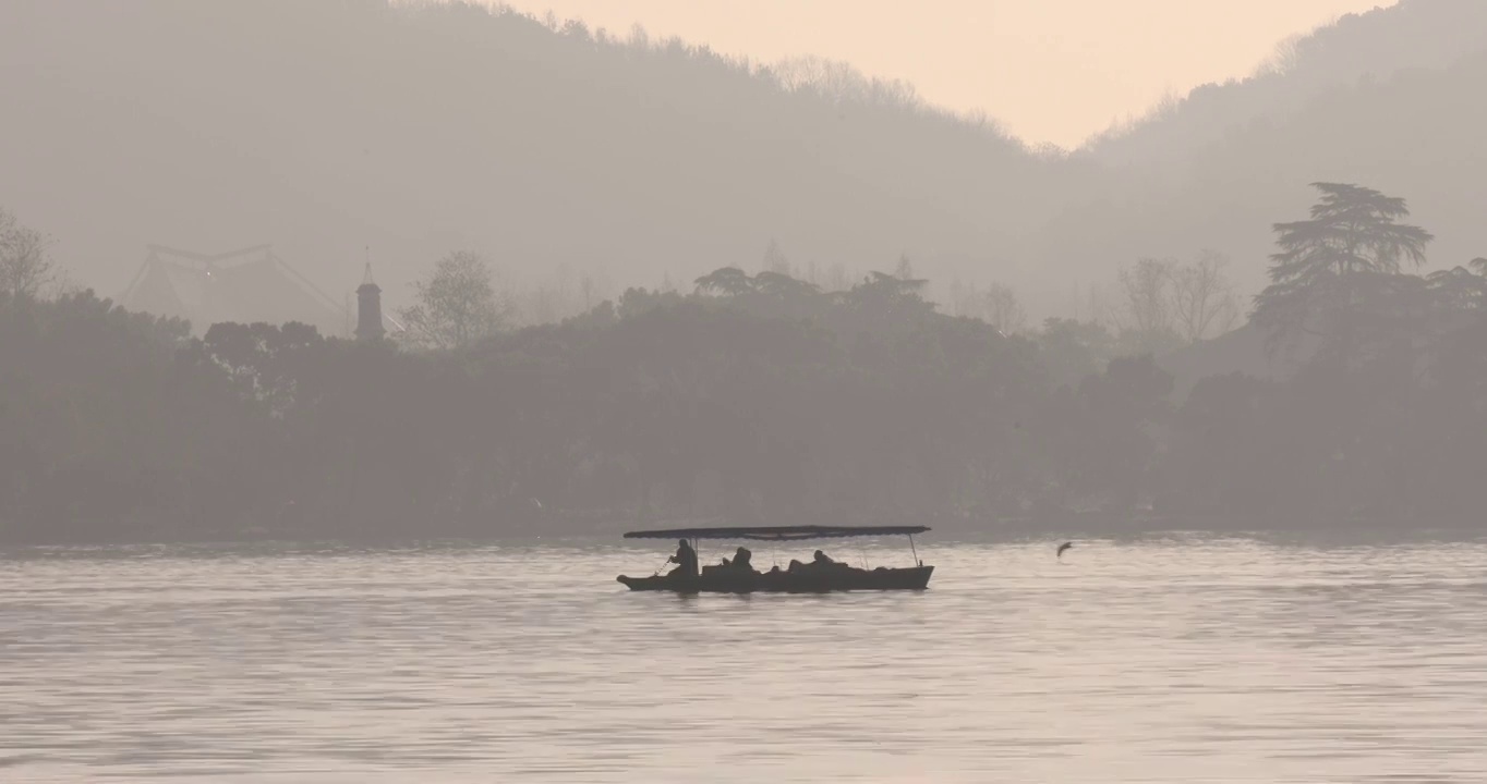 杭州西湖游船手划船唯美空镜视频素材