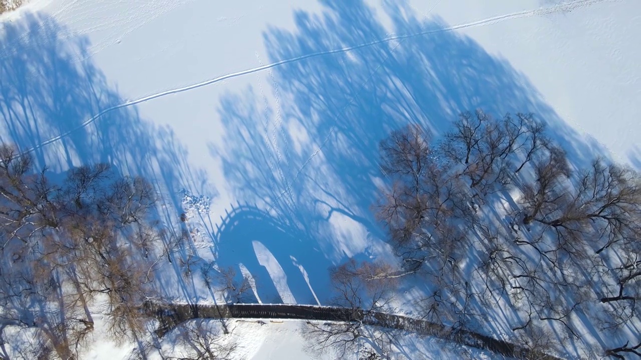 雪后石拱桥光影鸟瞰视频素材