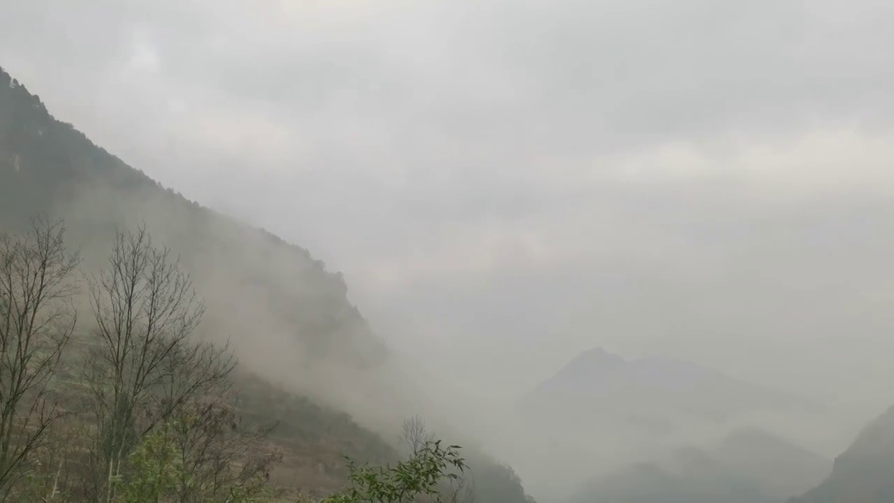 早晨大山里的雾视频素材