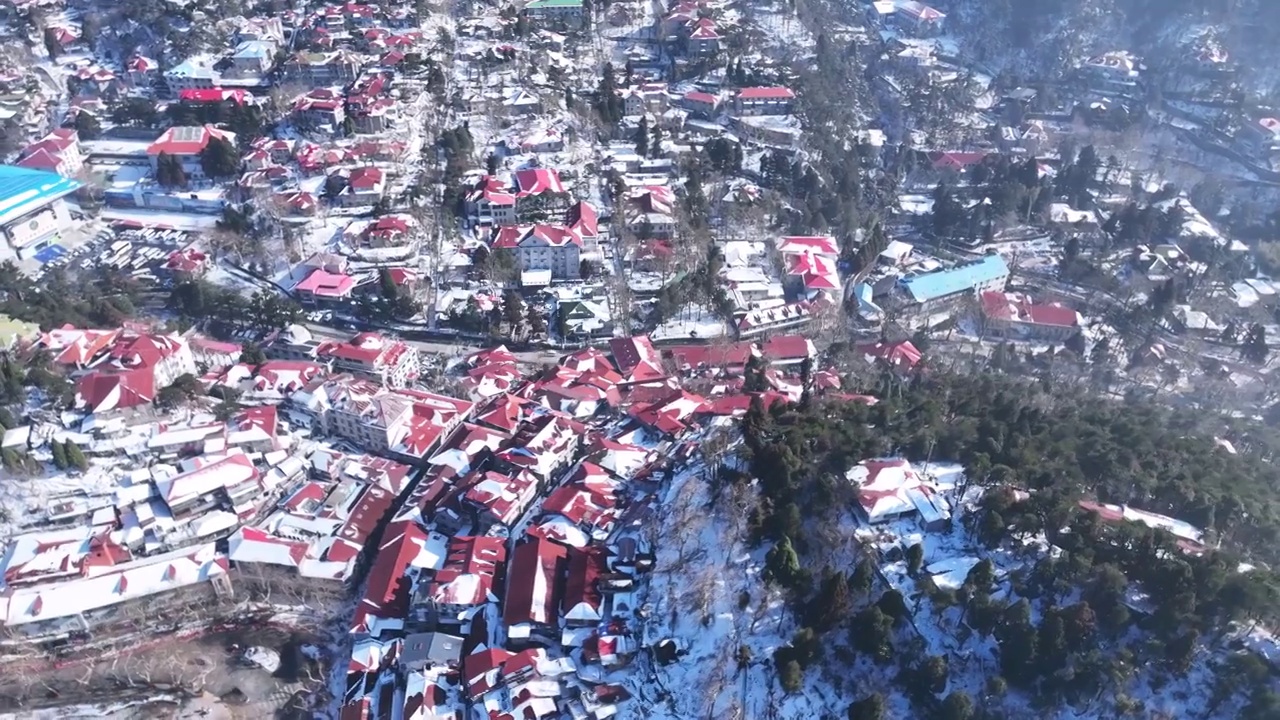 航拍冬天江西庐山牯岭镇街景雪景视频素材