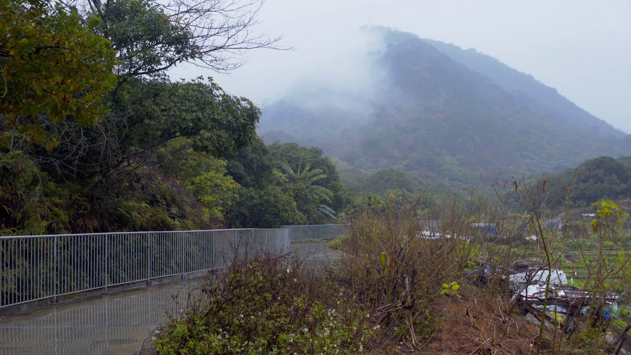 下雨天云雾弥漫山间视频素材