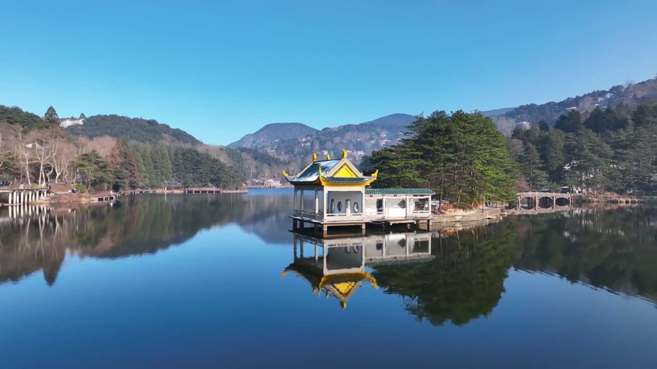 航拍江西5A级旅游景区庐山如琴湖湖景视频素材