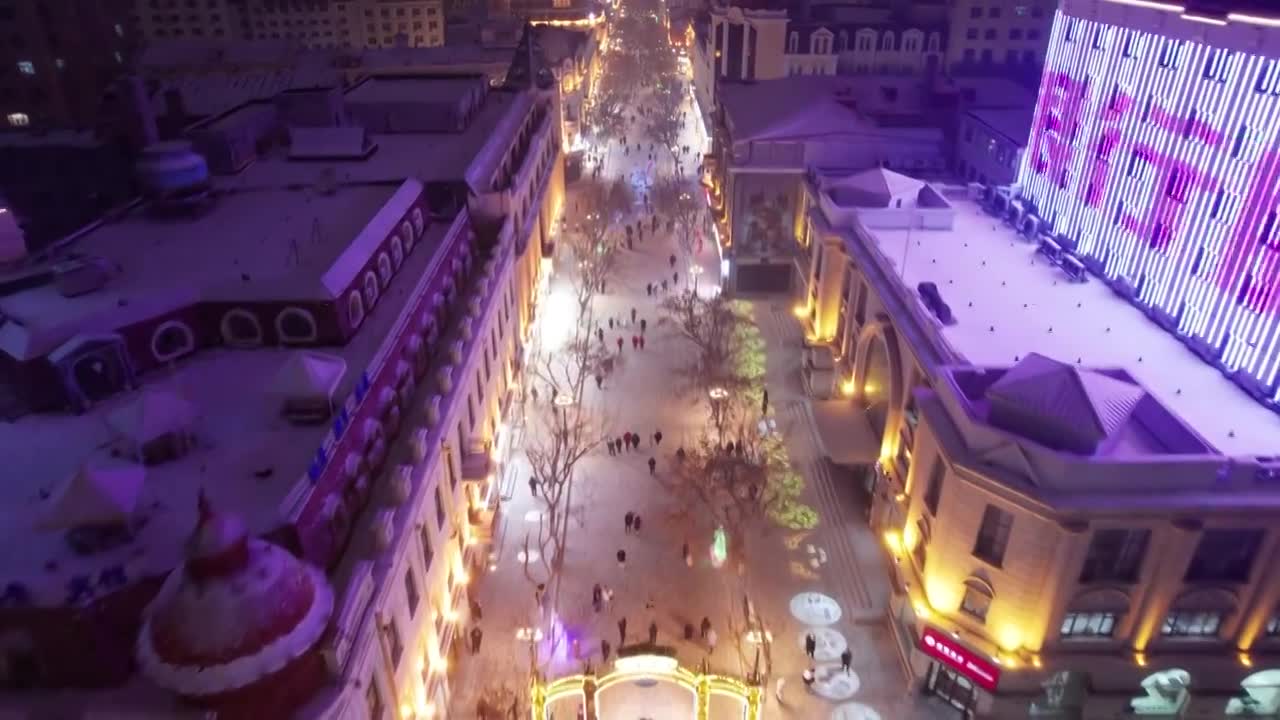 哈尔滨中央大街夜晚雪景航拍视频素材画面1