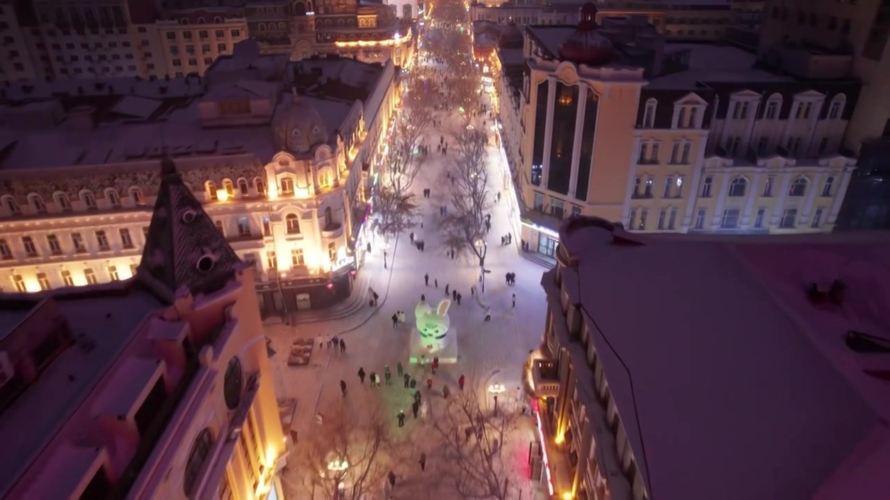 哈尔滨中央大街夜晚雪景航拍视频素材画面4