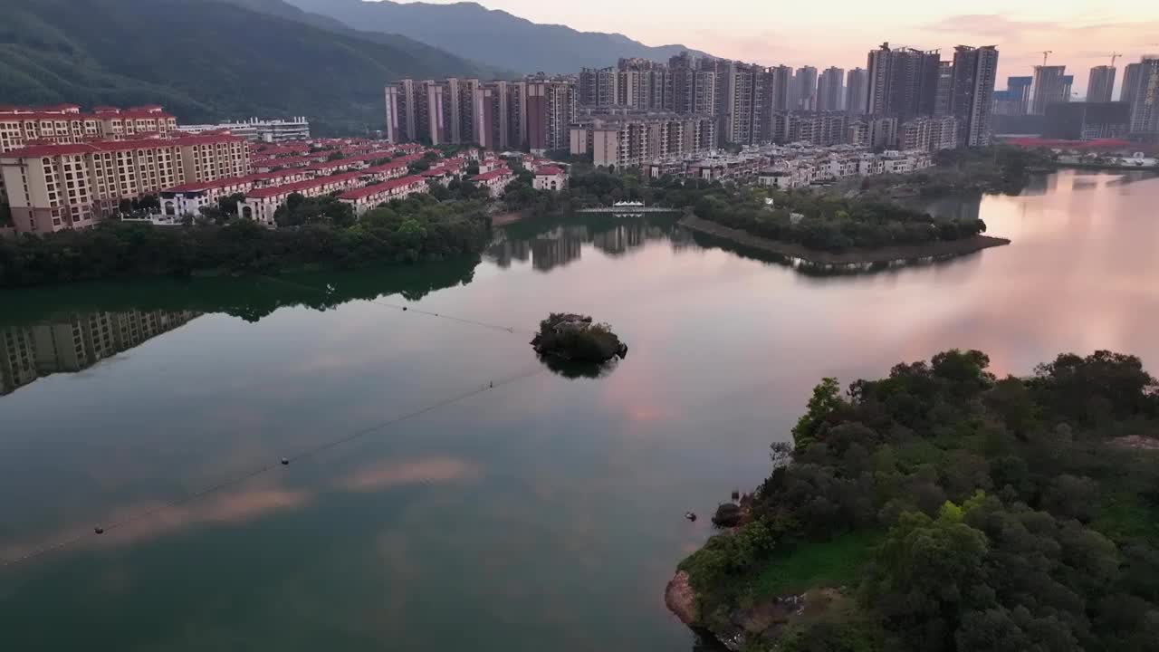 普宁市星河明珠湾日落景色房地产湖水日落火烧云视频下载