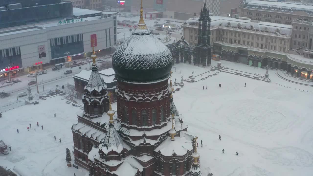 哈尔滨圣索菲亚教堂下雪航拍视频素材