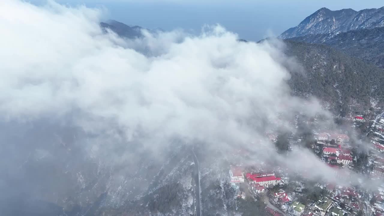 航拍云海中的江西庐山交通道路视频素材