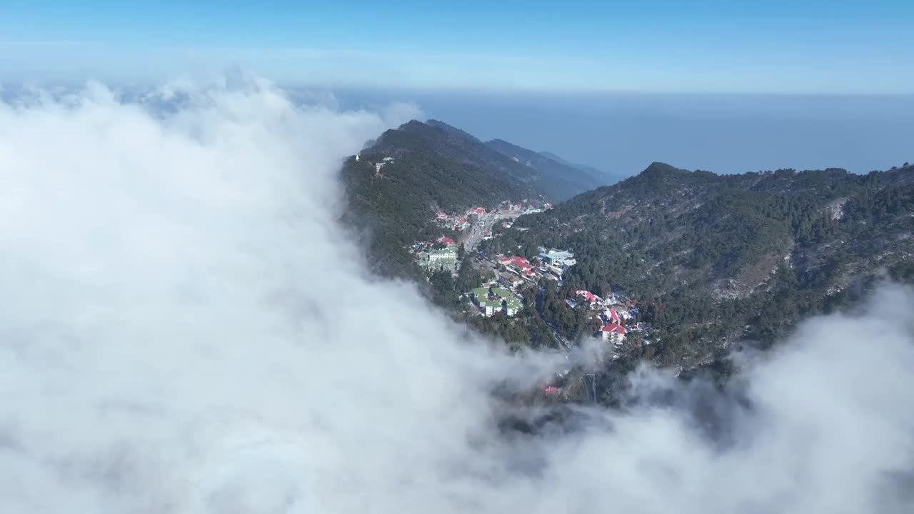 航拍江西5A级旅游庐山牯岭镇云海视频素材