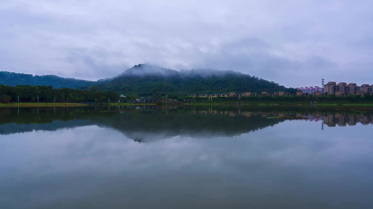 山峰云雾湖景别墅视频素材