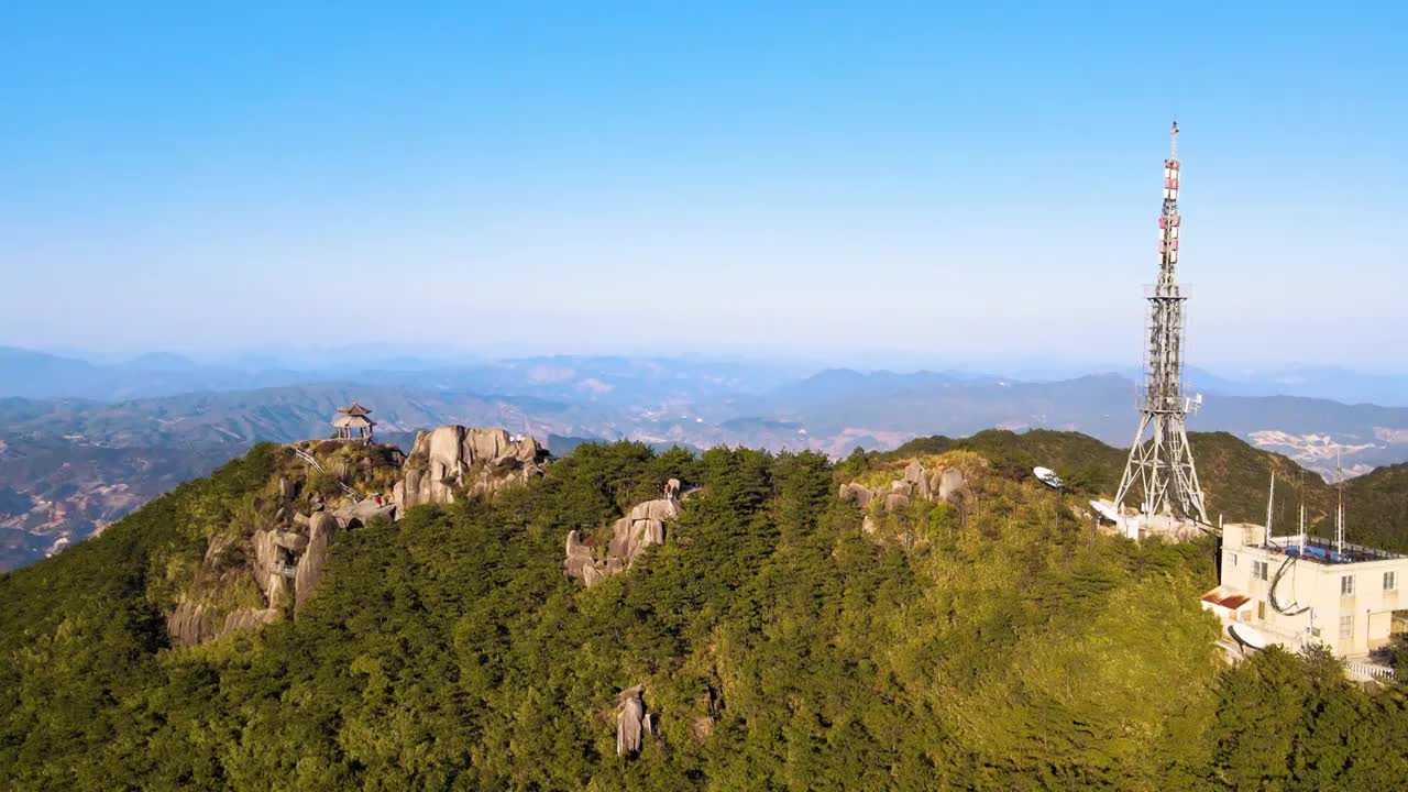 信号塔基站建设发射传输信号亭子高山顶乡村视频素材