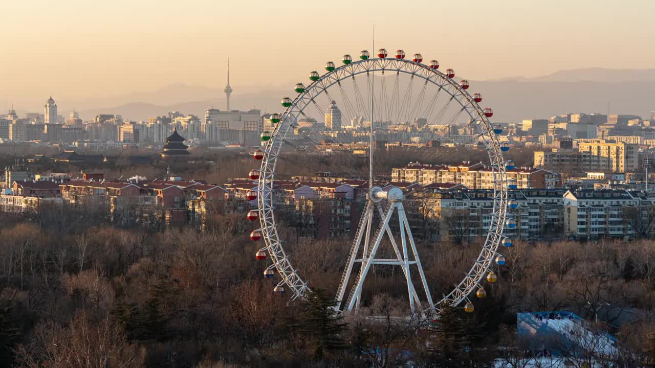 摩天轮亮灯与祈年殿电视塔同框视频素材