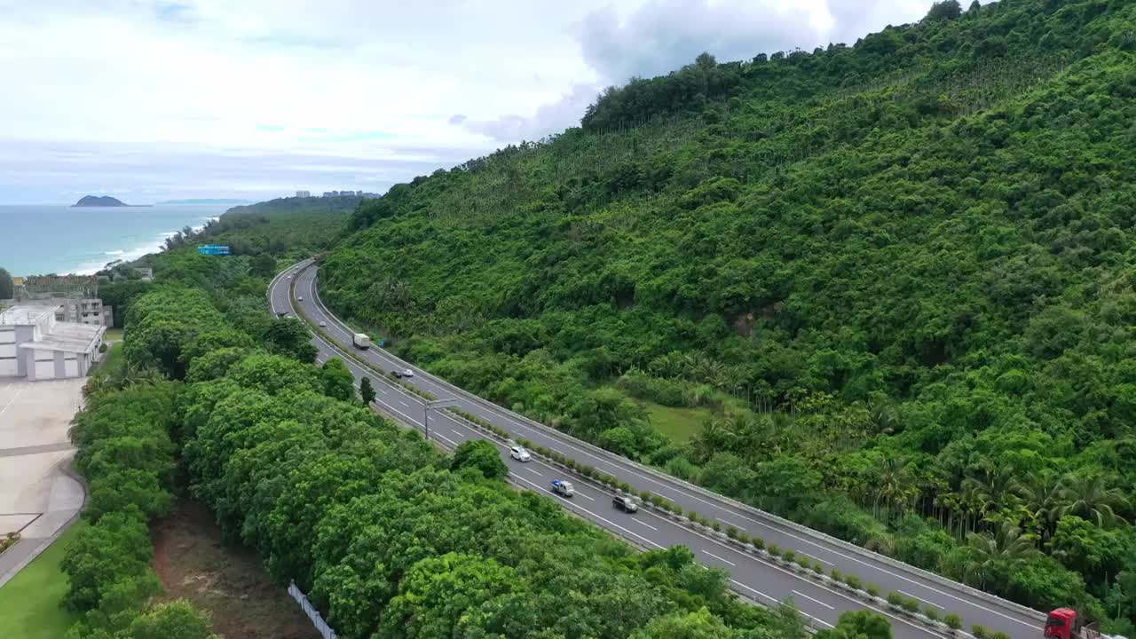 通往海边的高速公路视频素材