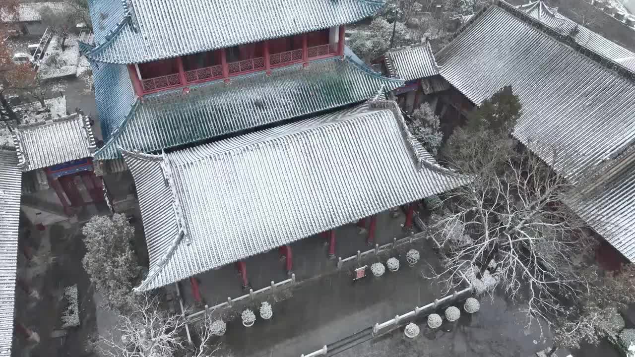 航拍大雪中的周口关帝庙古建筑视频素材