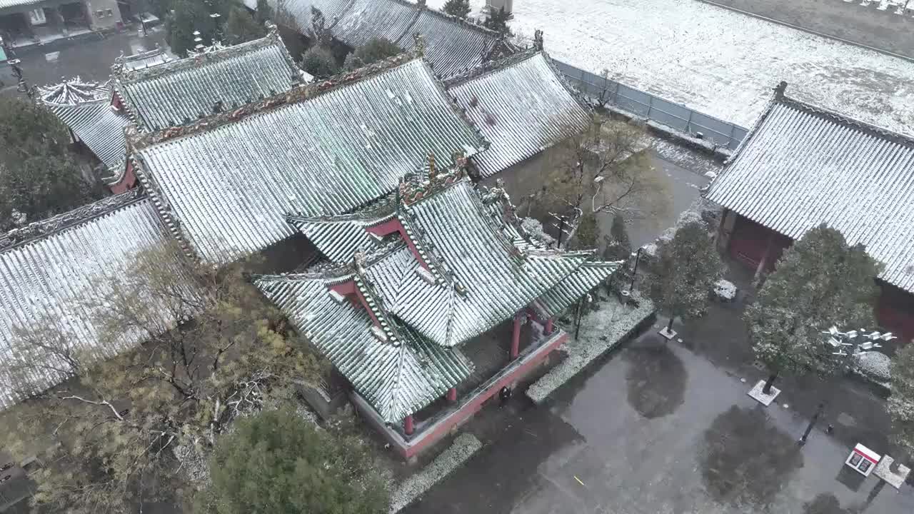 航拍大雪中的周口关帝庙古建筑视频素材