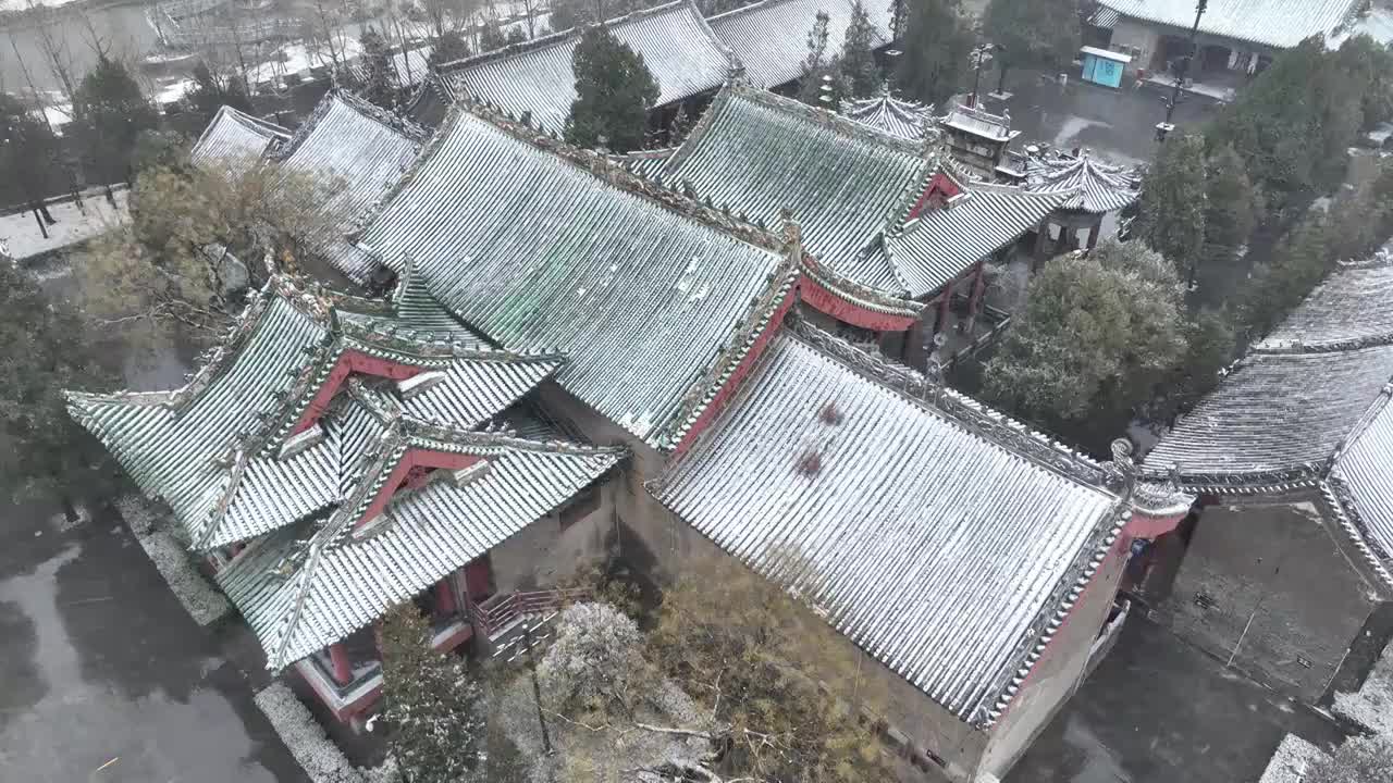 航拍大雪中的周口关帝庙古建筑视频素材