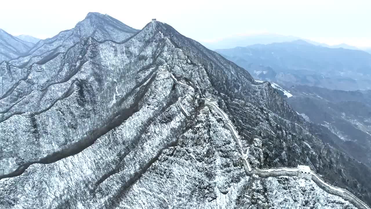 航拍冬季北京箭扣长城雪景视频素材