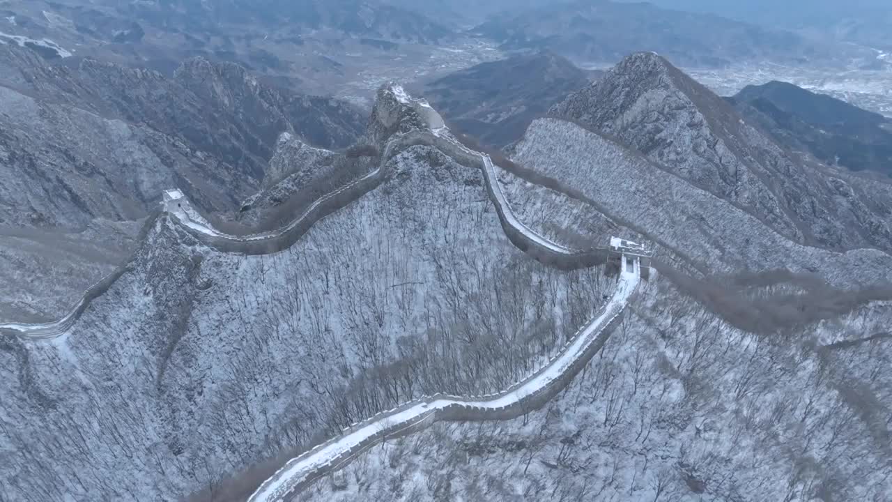 航拍冬季北京箭扣长城雪景视频素材