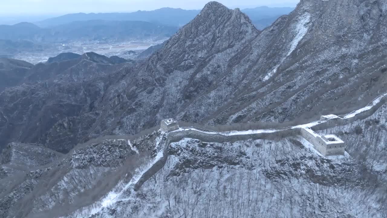 航拍冬季北京箭扣长城雪景视频素材