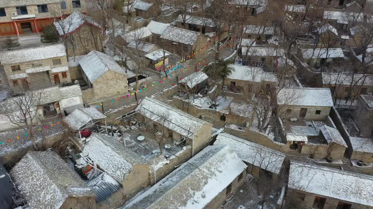 中国传统村落山东枣庄山亭区兴隆庄石板房古村落美丽雪景视频素材