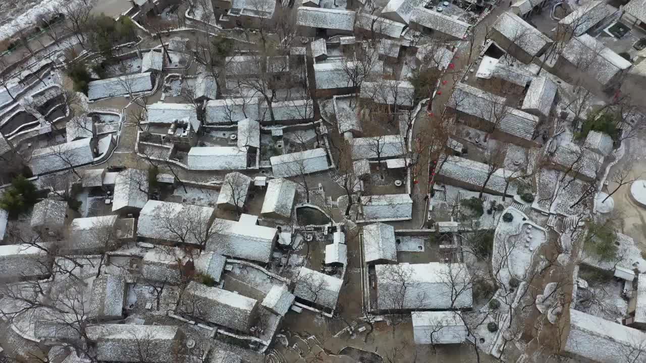 中国传统村落山东枣庄山亭区兴隆庄石板房古村落美丽雪景视频素材