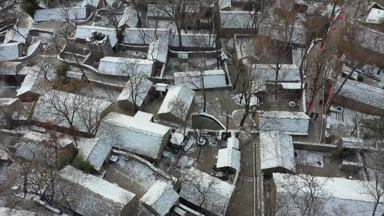 中国传统村落山东枣庄山亭区兴隆庄石板房古村落美丽雪景视频素材