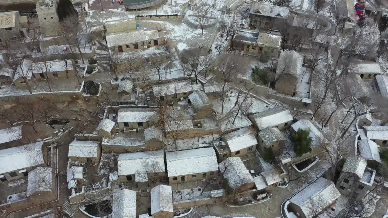 中国传统村落山东枣庄山亭区兴隆庄石板房古村落美丽雪景视频素材