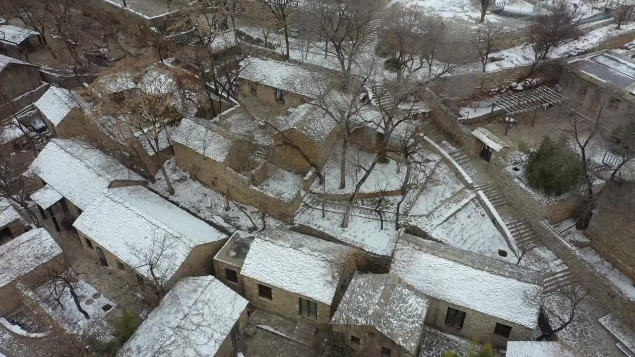 中国传统村落山东枣庄山亭区兴隆庄石板房古村落美丽雪景视频素材