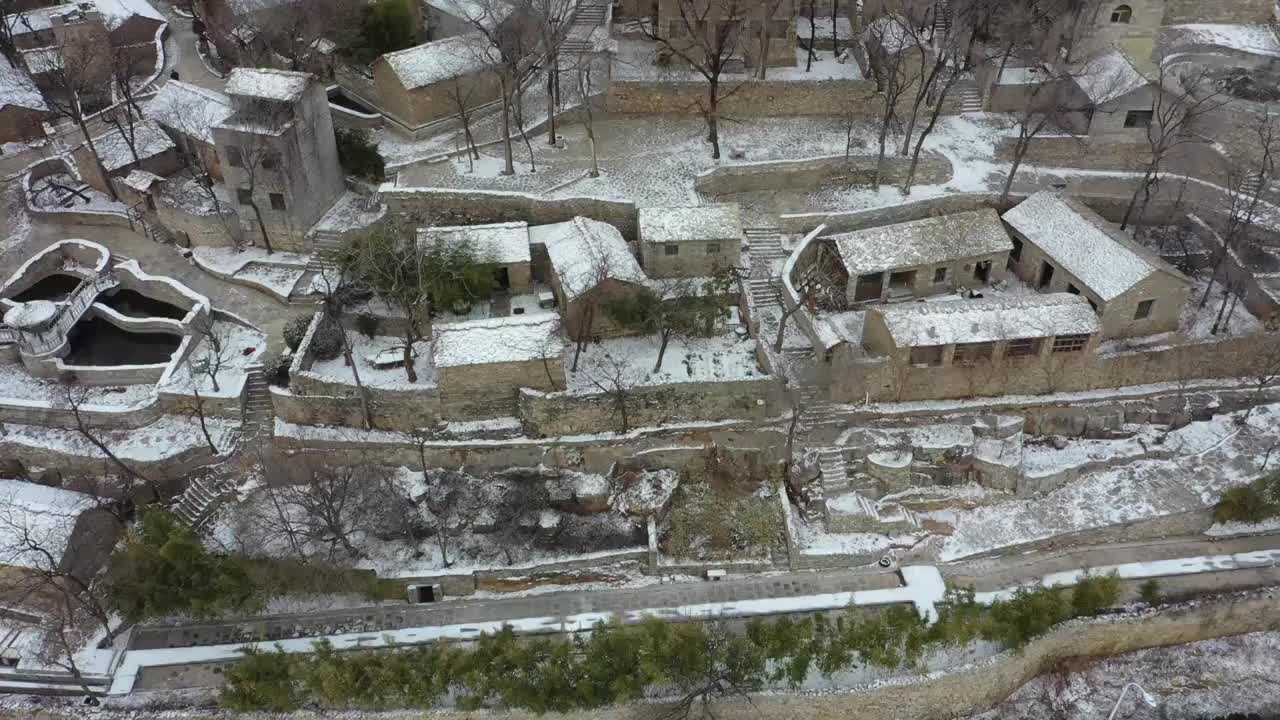 中国传统村落山东枣庄山亭区兴隆庄石板房古村落美丽雪景视频素材